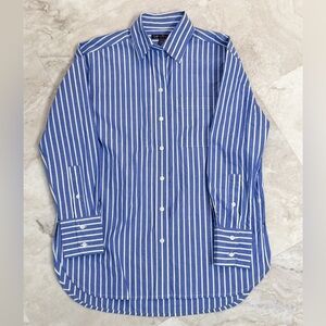 ❌ SOLD ❌ Banana Republic Blue and White Striped Women’s Shirt